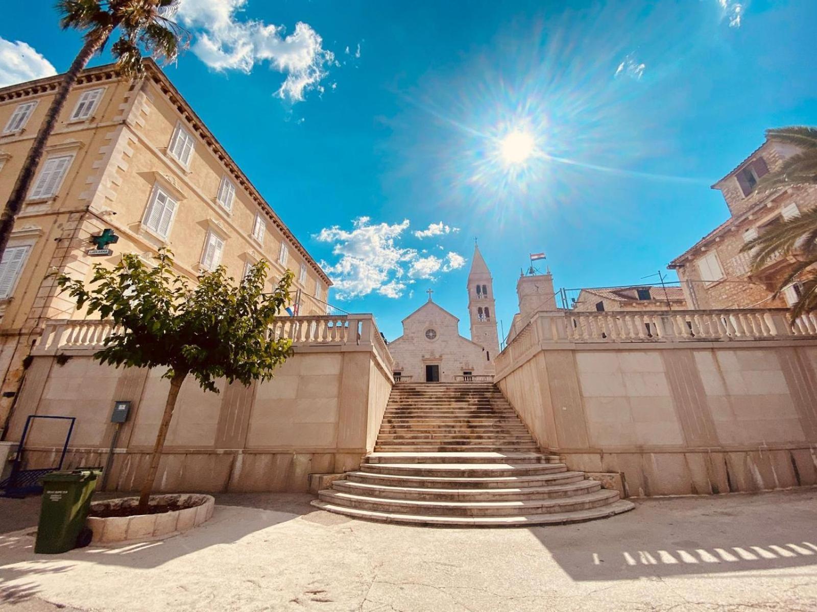 Apartments Sandra In The Historical Center Of The City Supetar Exterior foto