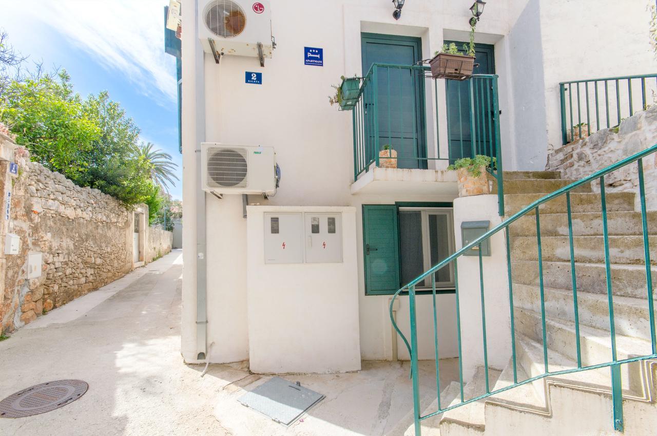 Apartments Sandra In The Historical Center Of The City Supetar Exterior foto